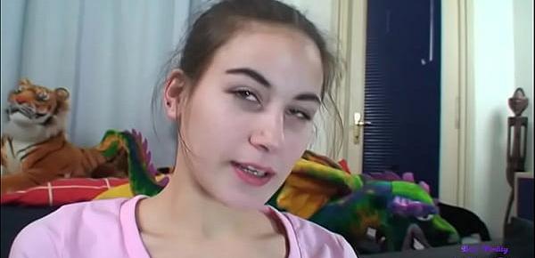  La giovane ragazza accetta di girare un video porno per la prima volta